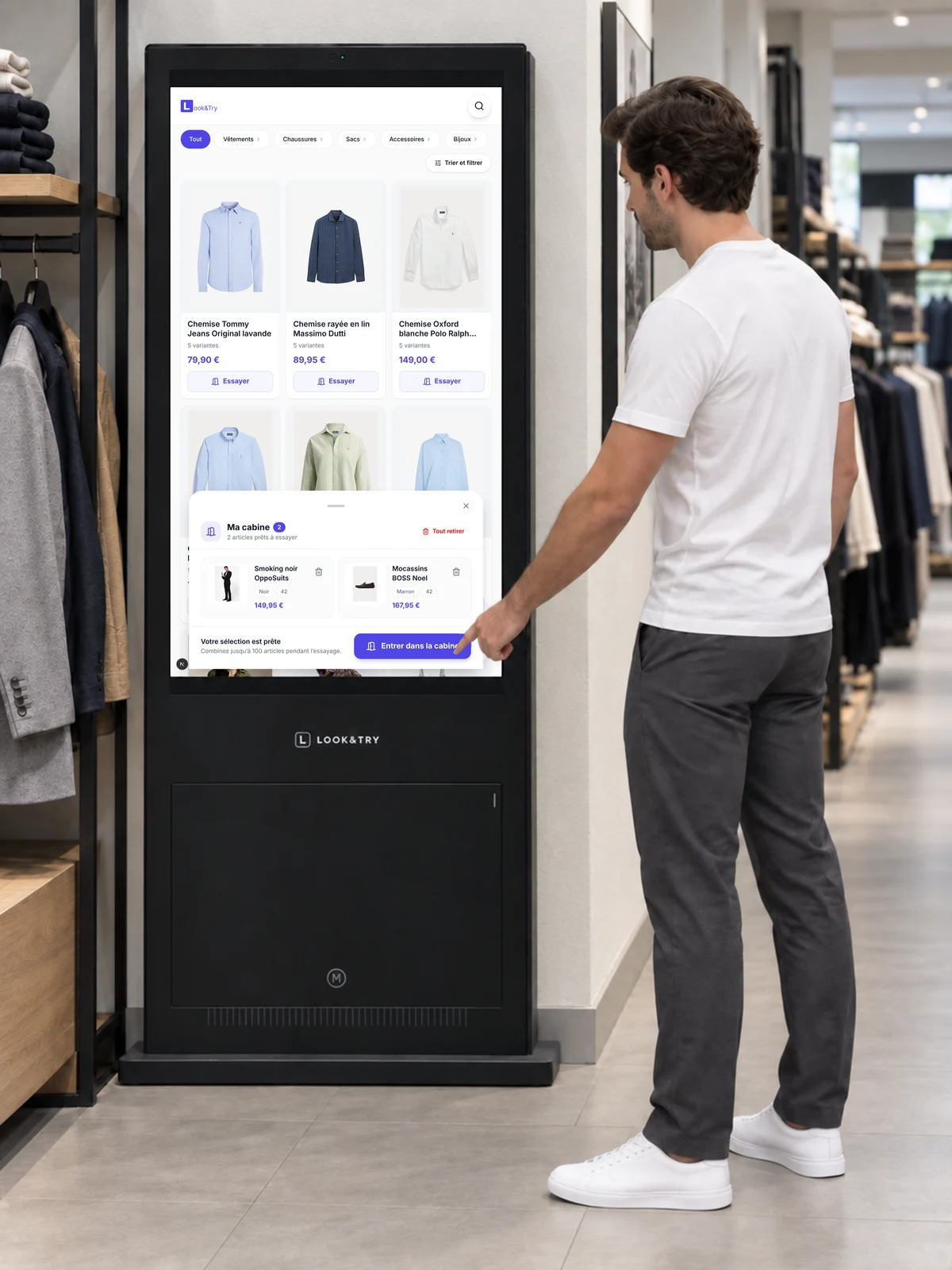 Démonstration Look&Try : un client compose un look costume et chaussures sur le totem. — Vérifier sa tenue