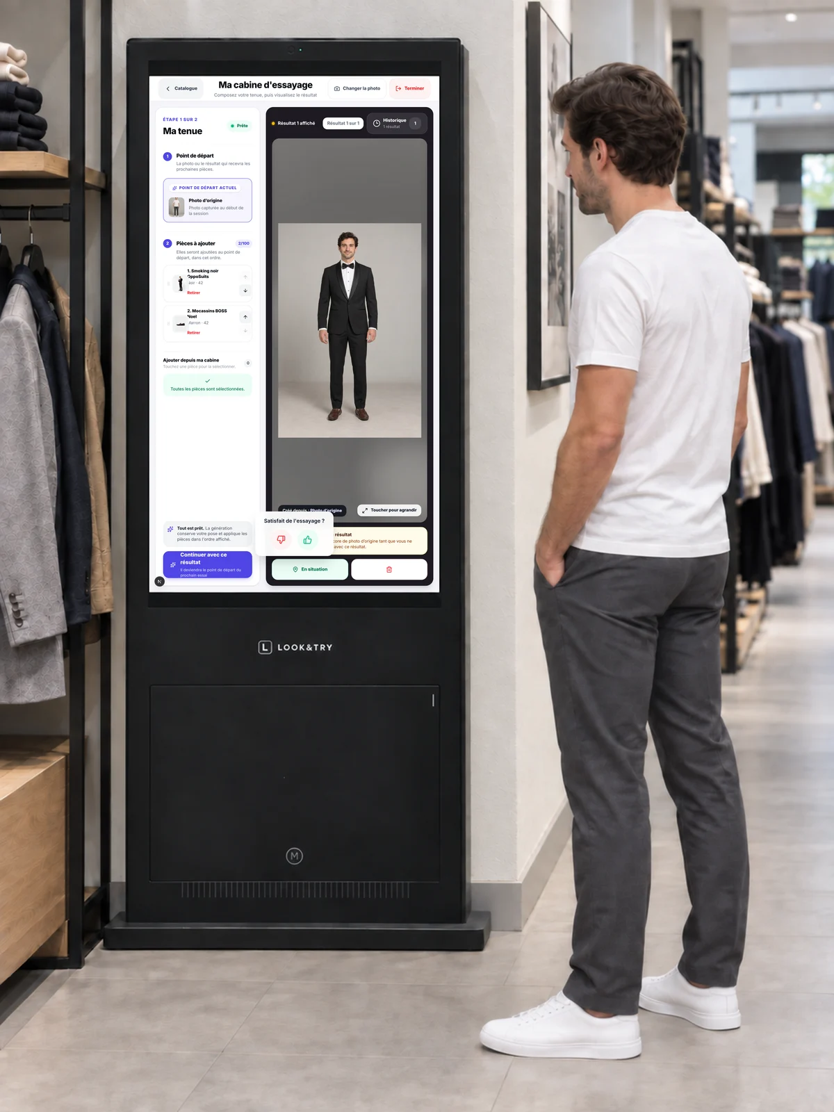 Démonstration Look&Try : un client compose un look costume et chaussures sur le totem. — Découvrir le résultat
