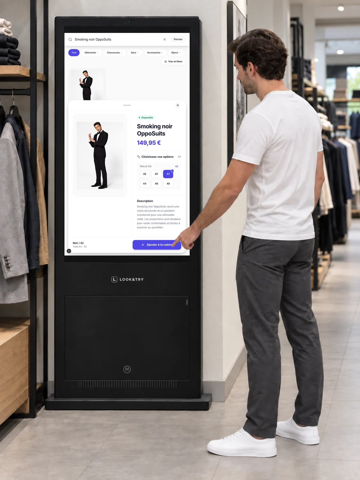 Un client choisit un smoking noir OppoSuits dans la fiche produit du totem.