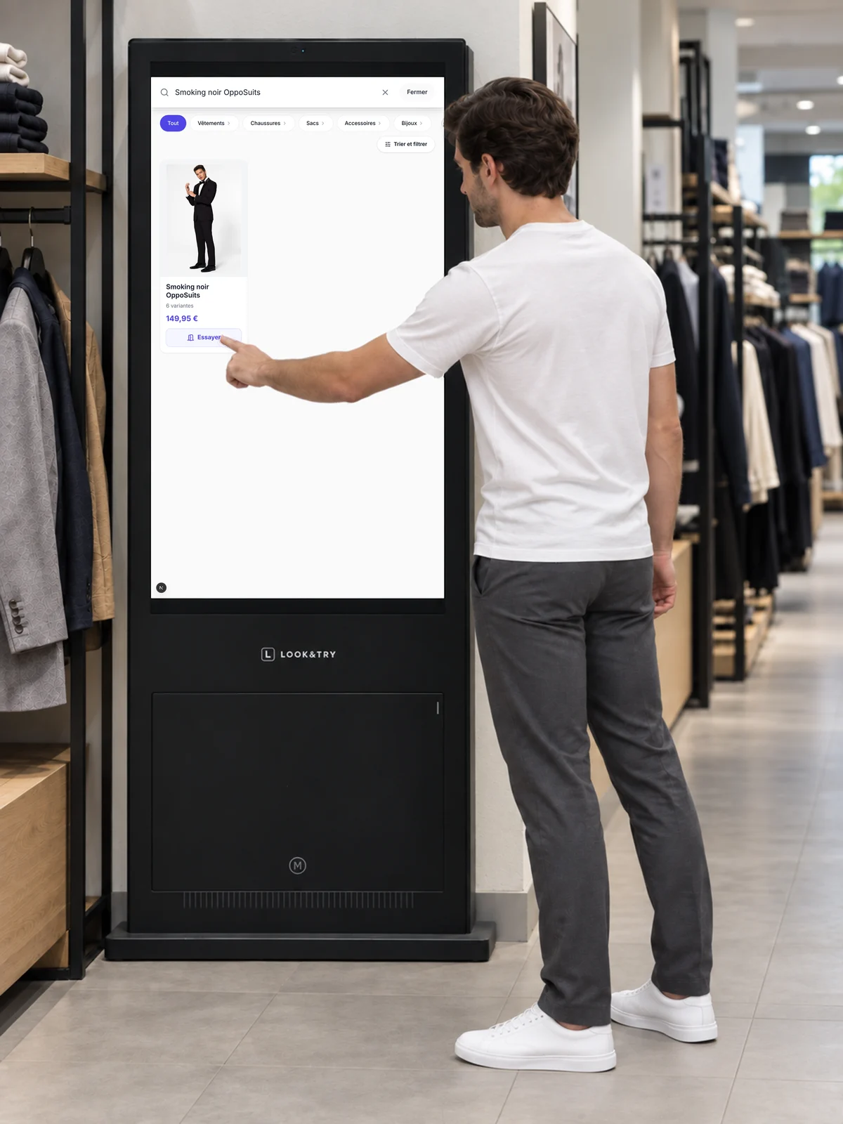 Démonstration Look&Try : un client compose un look costume et chaussures sur le totem. — Trouver un vêtement