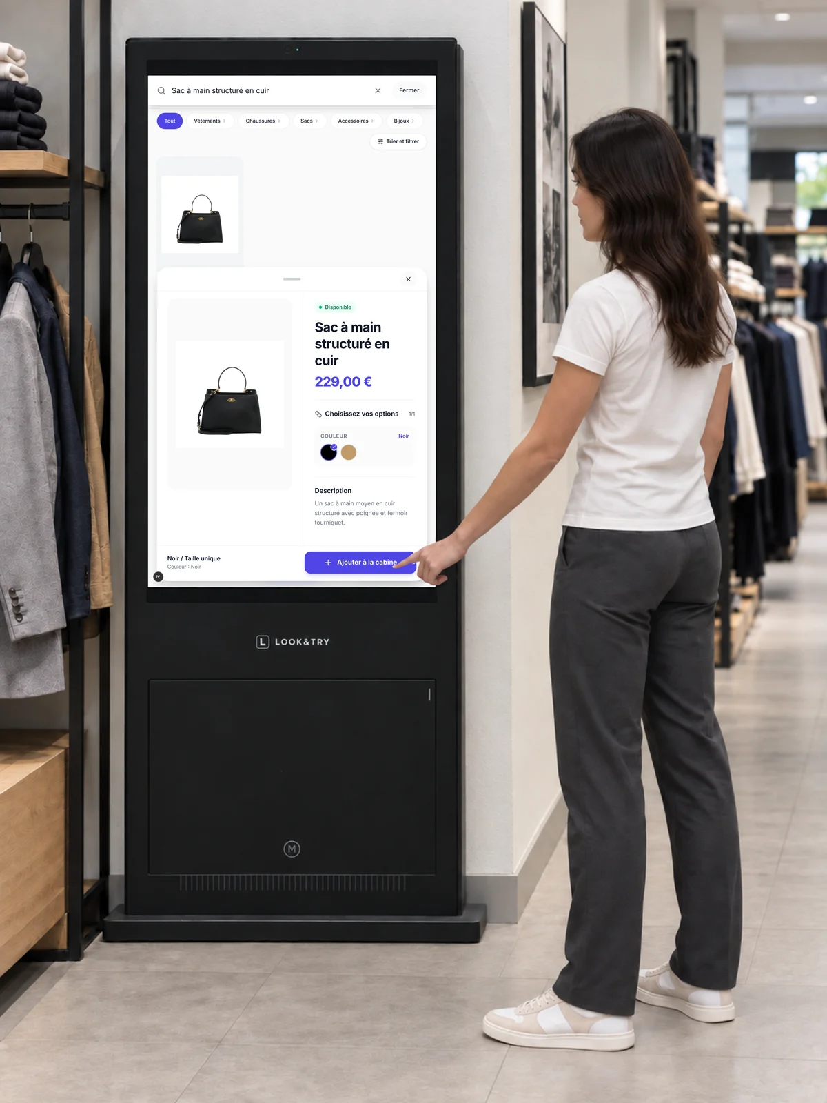 Démonstration Look&Try : une cliente utilise le totem dans une boutique de vêtements. — L’ajouter à la tenue