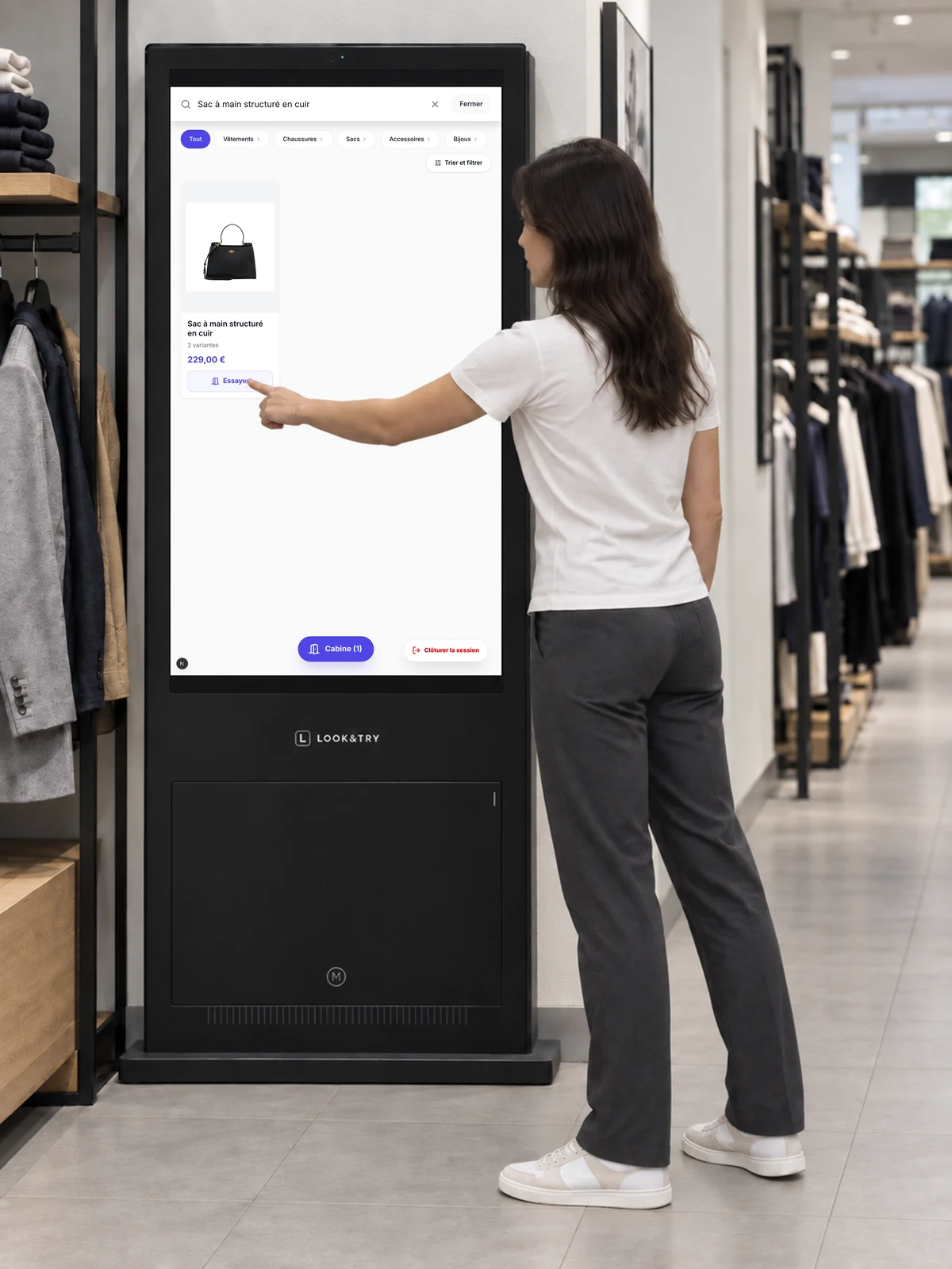 Démonstration Look&Try : une cliente utilise le totem dans une boutique de vêtements. — Trouver la seconde pièce