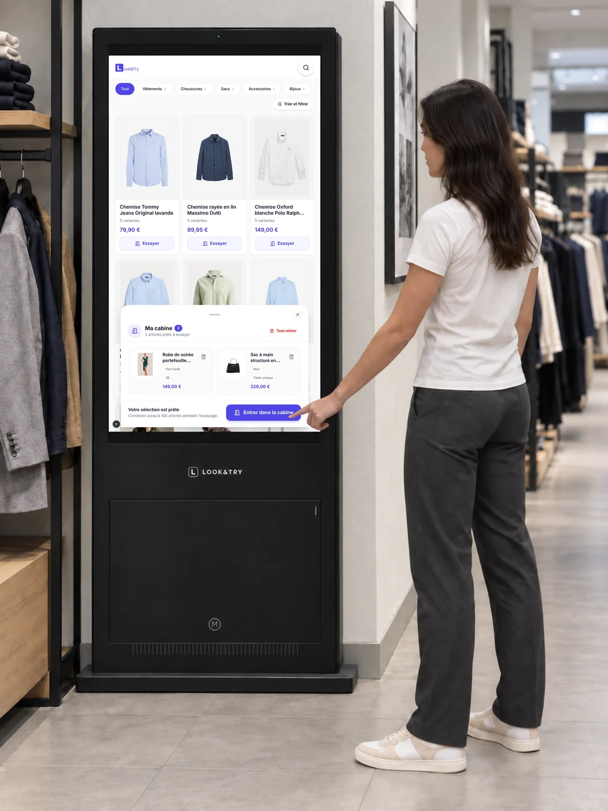 Démonstration Look&Try : une cliente utilise le totem dans une boutique de vêtements. — Vérifier sa tenue