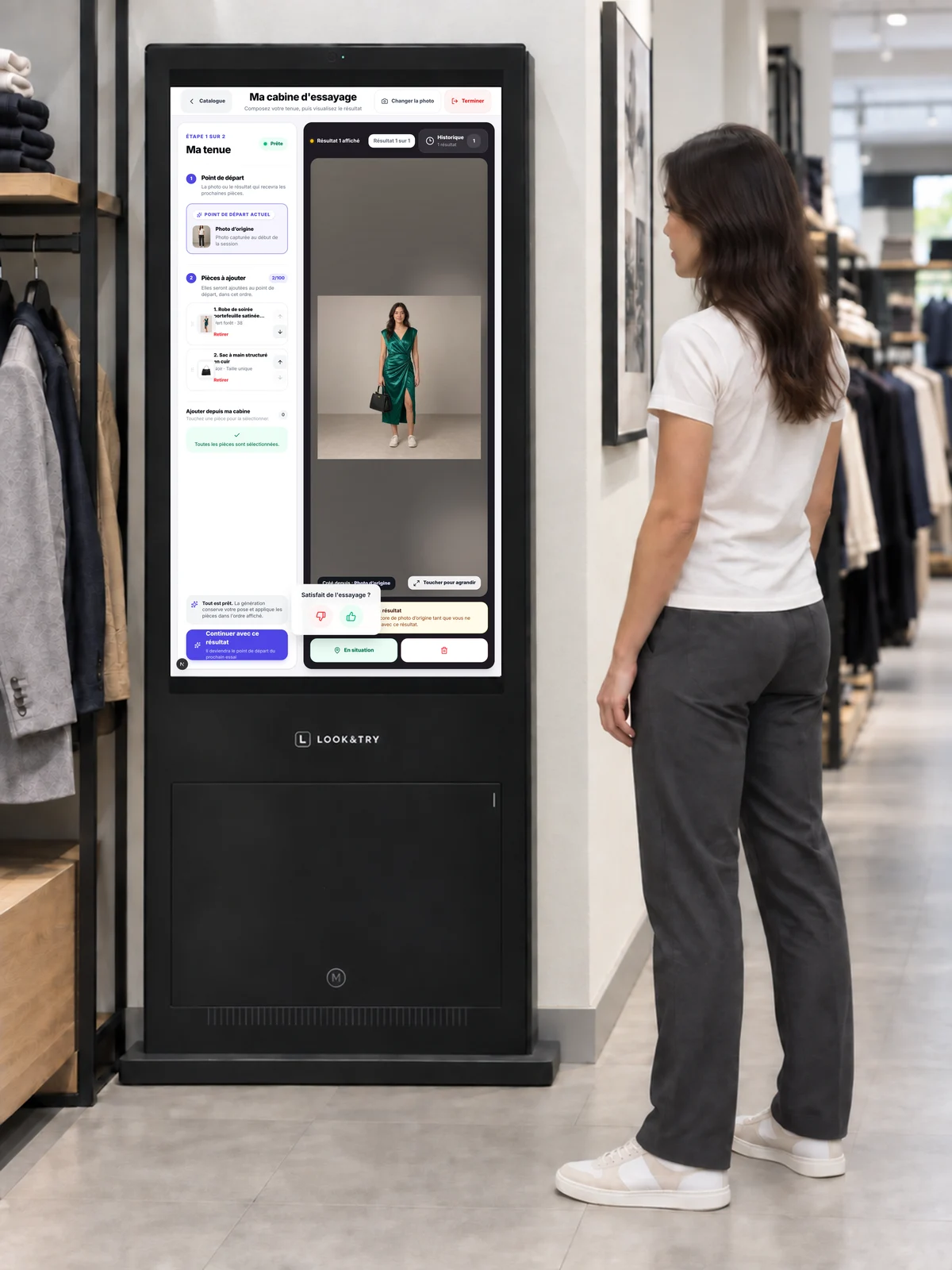 Démonstration Look&Try : une cliente utilise le totem dans une boutique de vêtements. — Découvrir le résultat