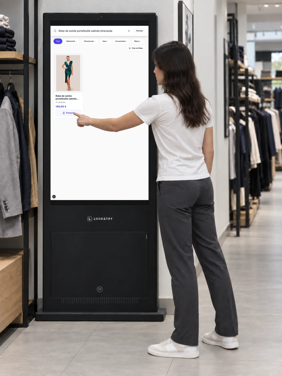 Démonstration Look&Try : une cliente utilise le totem dans une boutique de vêtements. — Trouver un vêtement