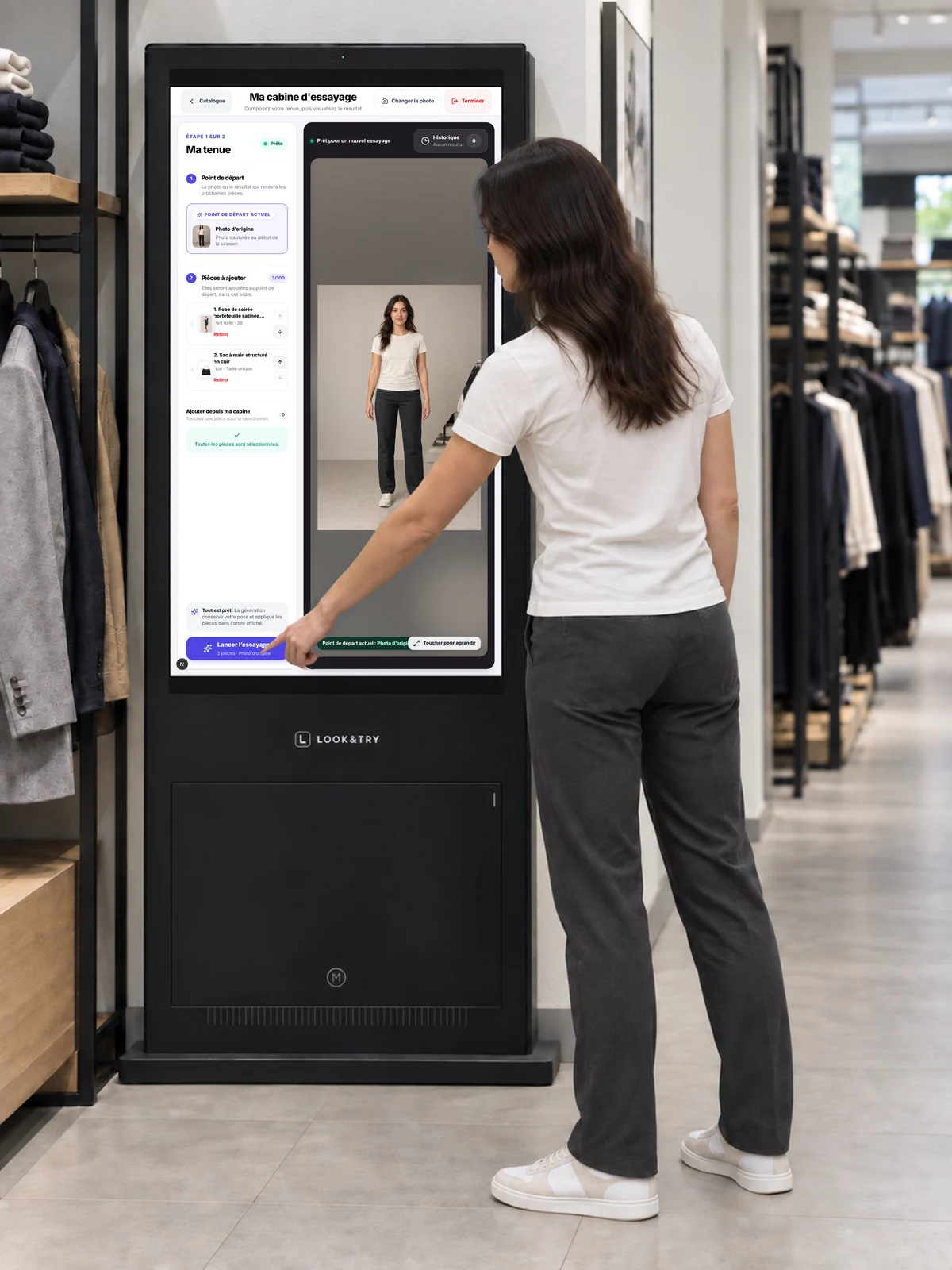 Démonstration Look&Try : une cliente utilise le totem dans une boutique de vêtements. — Lancer l’essayage